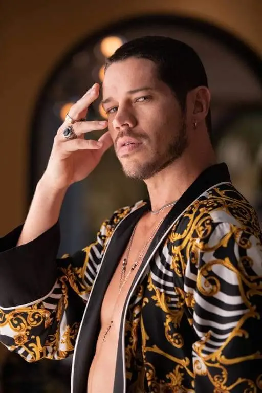 José Loreto caracterizado como 'Lui Lorenzo', personagem da novela 'Vai na Fé