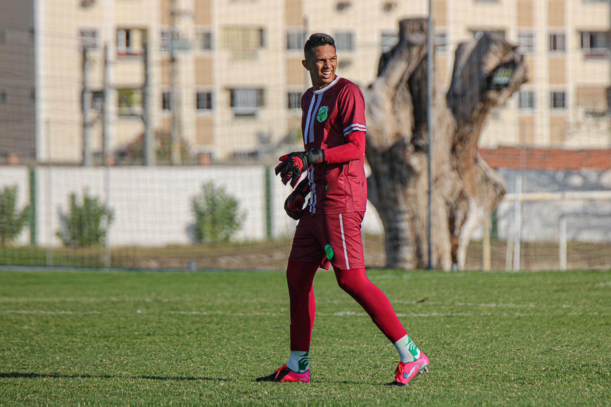 Imagem do goleiro da equipe, que chama atenção na Copinha