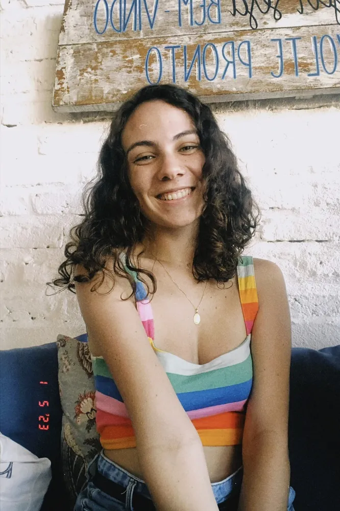As expressões “fui de base”, “fui de arrasta pra cima”, “fui de comes e bebes” e derivadas, são as favoritas de Mariana Bueno