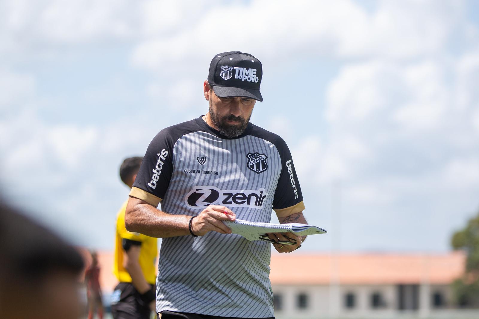 Gustavo Morínigo observa prancheta em treino do Ceará