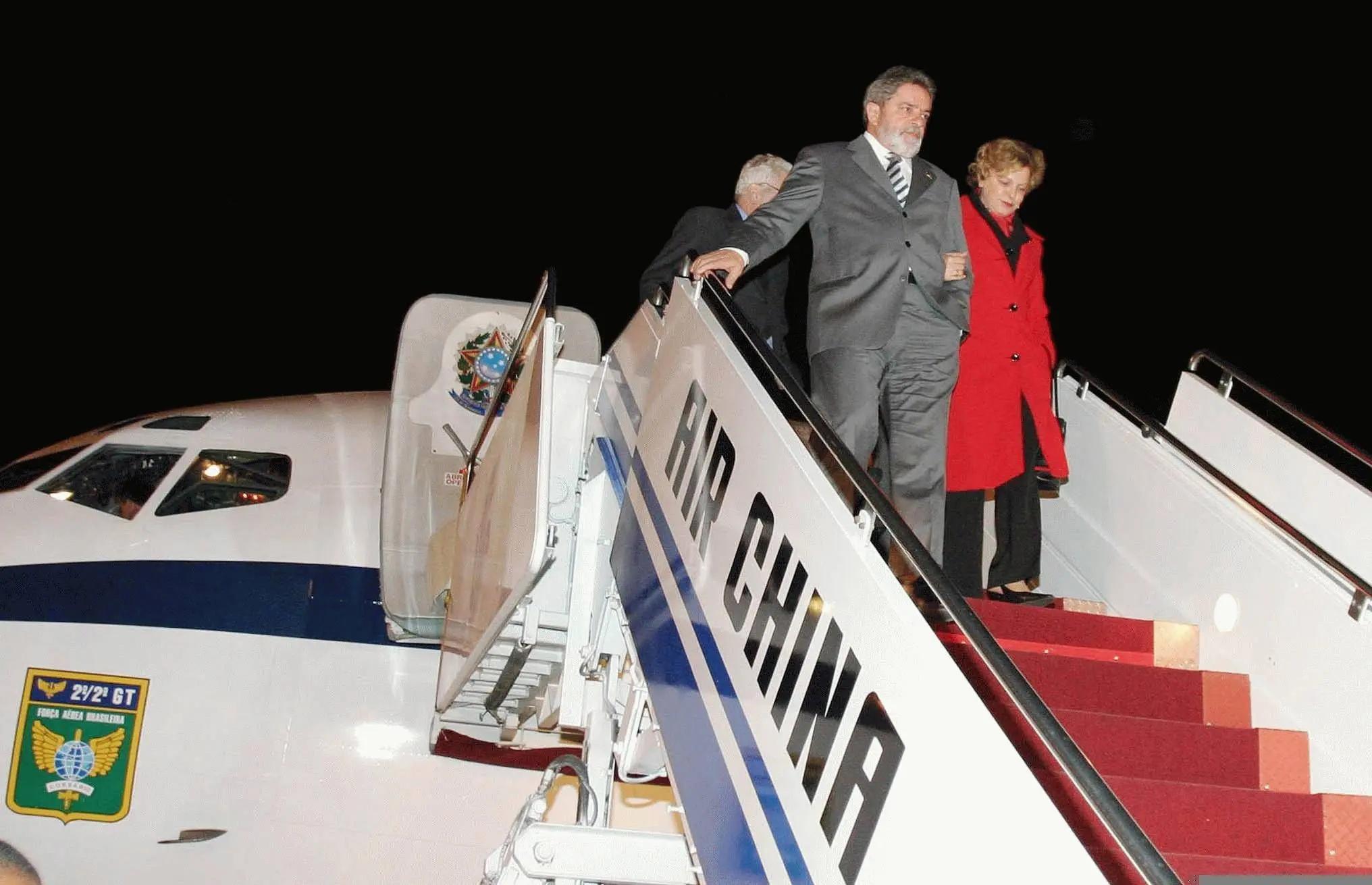 Lula em viagem à China no 'Sucatão', como era chamado o antigo avião presidencial