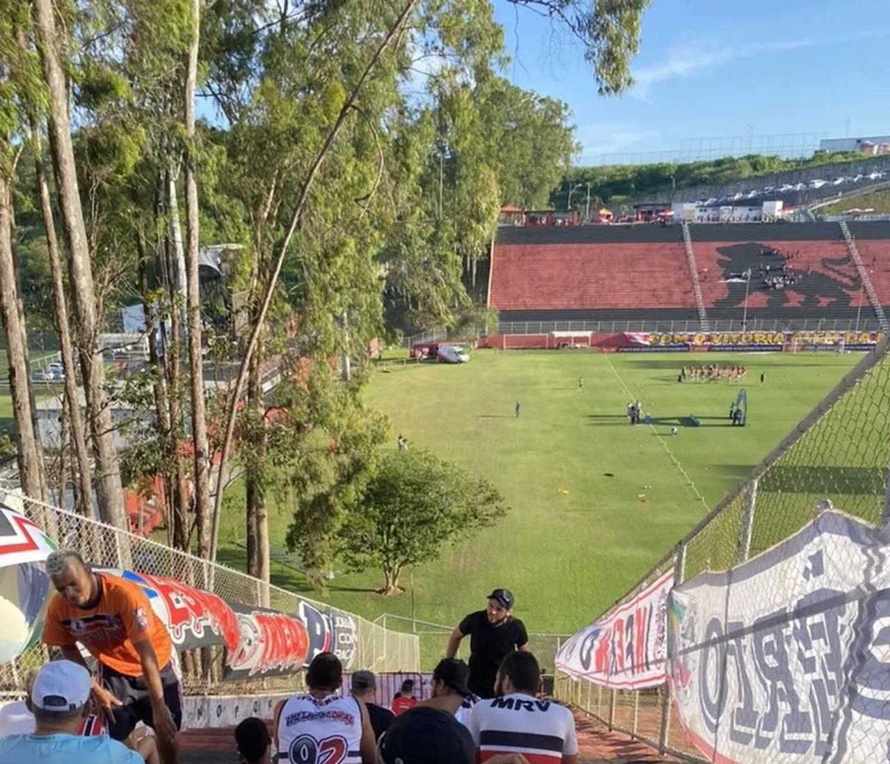 Torcedor joga sal grosso no Barradão para espantar má fase do Vitória como  mandante – LF News
