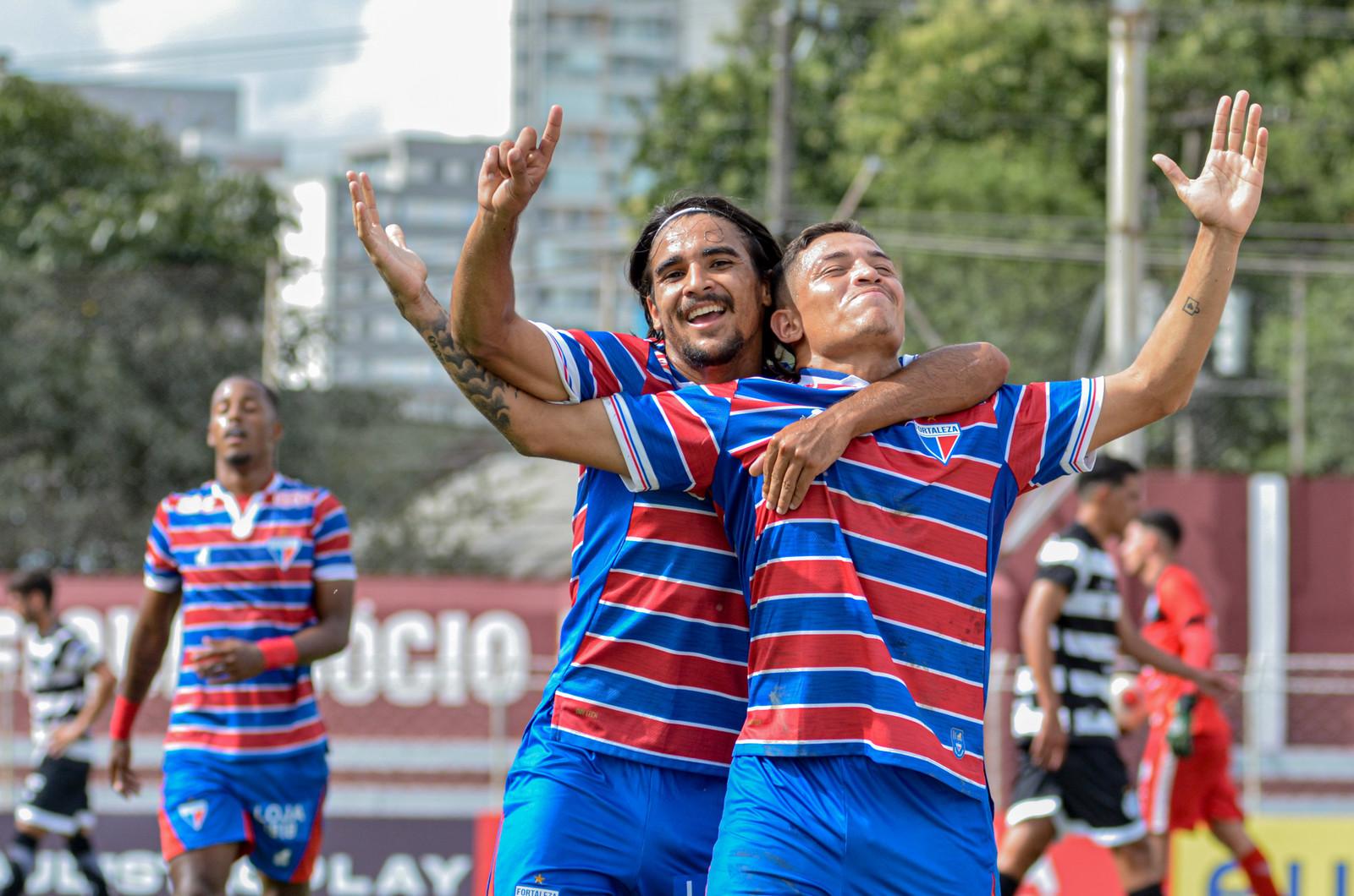 Atletas do Fortaleza comemoram vitória