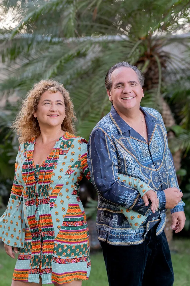 Amigos de longa data, Delia e Ricardo já colaboraram com trabalhos um do outro, e agora selam a parceria de forma definitiva com “Andar com Gil”