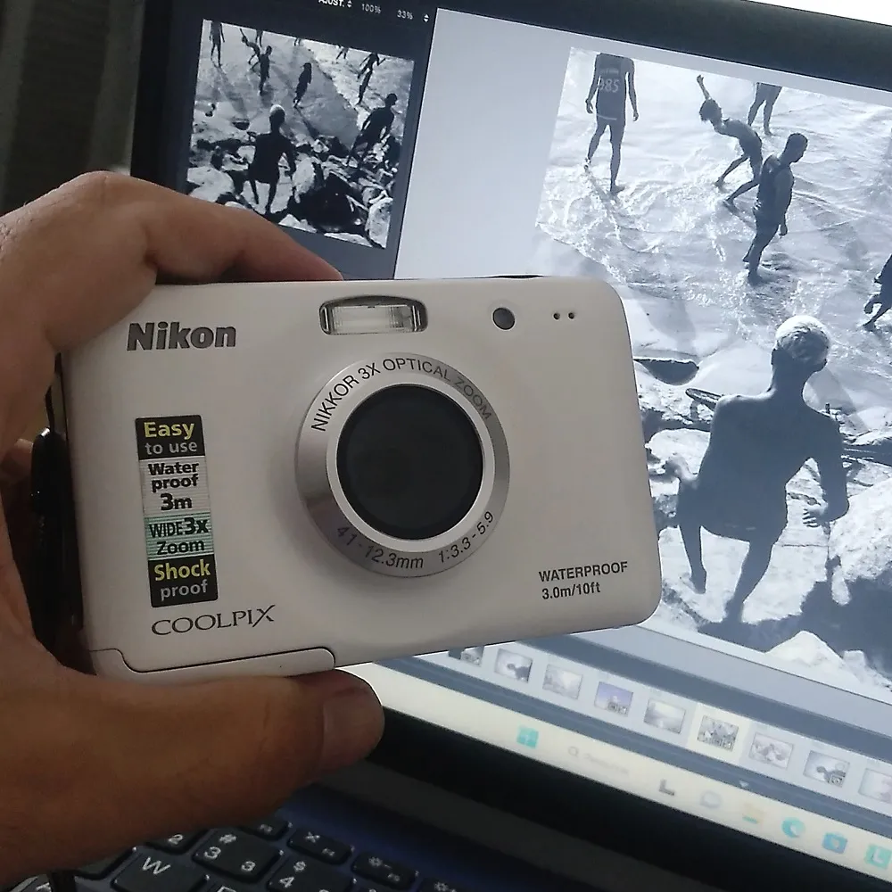 A câmera de Gandhi Guimarães é uma Nikon Coolpix s30, adquirida na internet