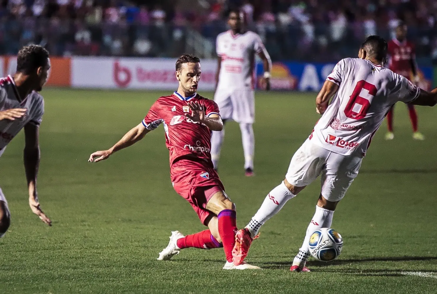 Tomás Pochettino em ação contra o Sergipe