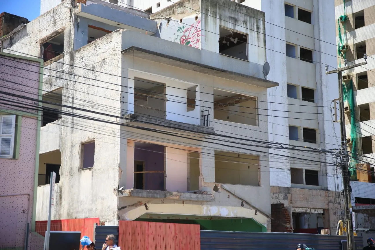 Imóvel vizinho à última casa da Avenida Beira-Mar em processo de demolição