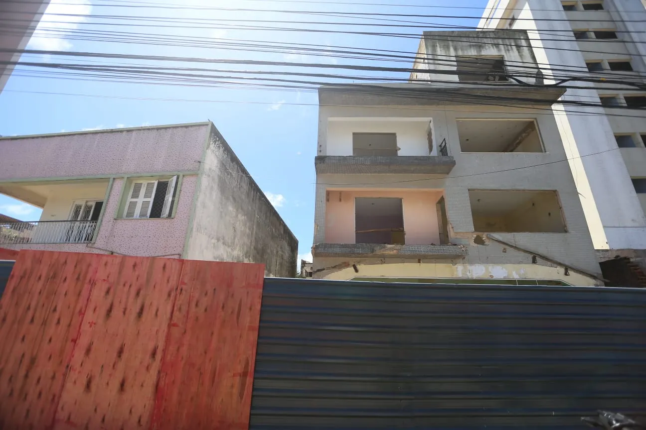 Imóvel vizinho à última casa da Avenida Beira-Mar em processo de demolição
