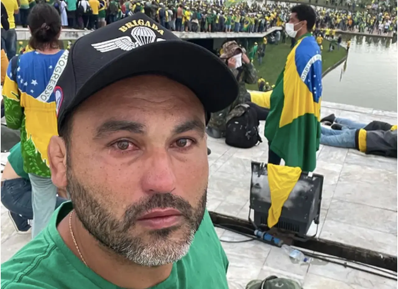 Léo Índio em ato terrorista do dia 8 de janeiro de 2023