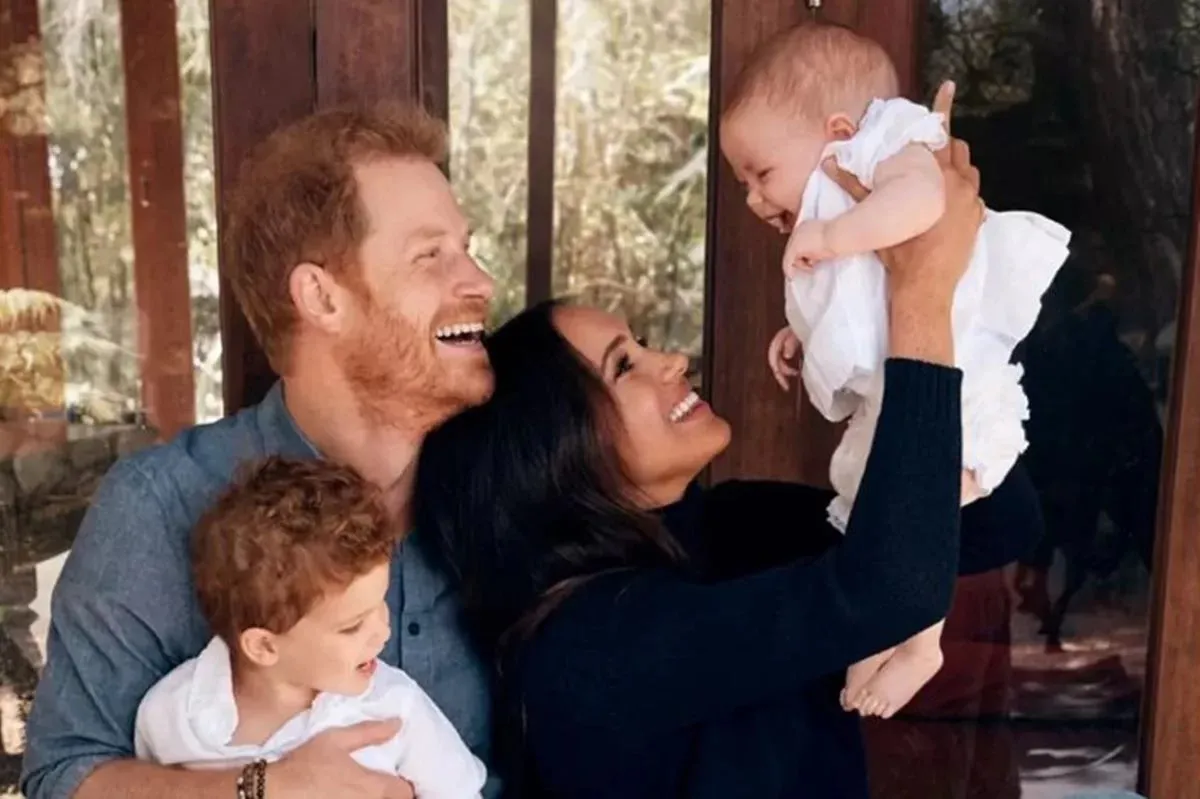 Em entrevista,  Meghan afirmou que houve certo receio, por parte do Palácio de Buckingham, de que o filho, Archie, nascesse com a pele escura