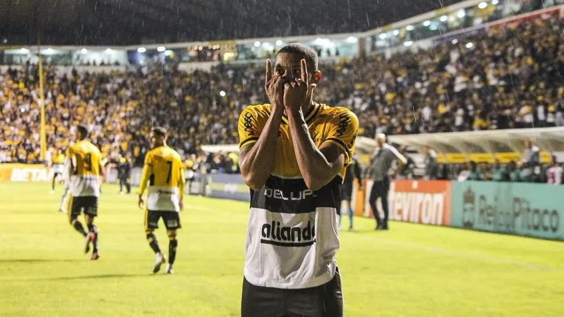 Hygor foi um dos destaques do Criciúma em 2022, com 10 gols na Série B