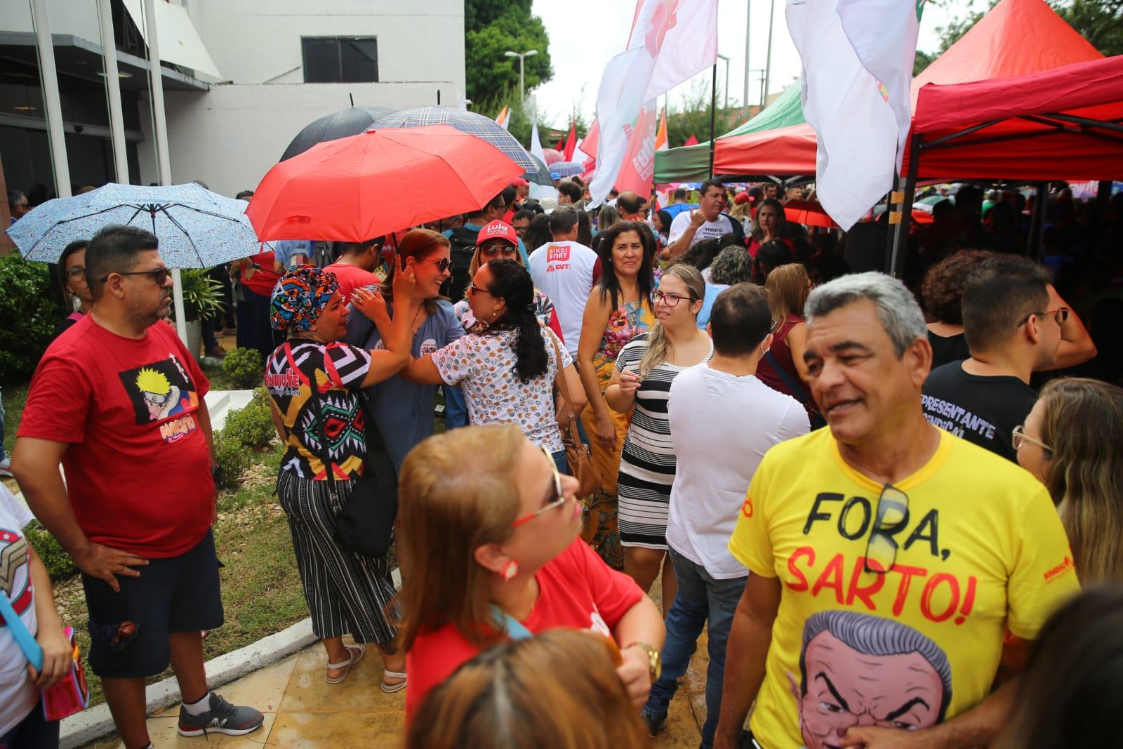 Protesto de servidores na Câmara Municipal de Fortaleza
