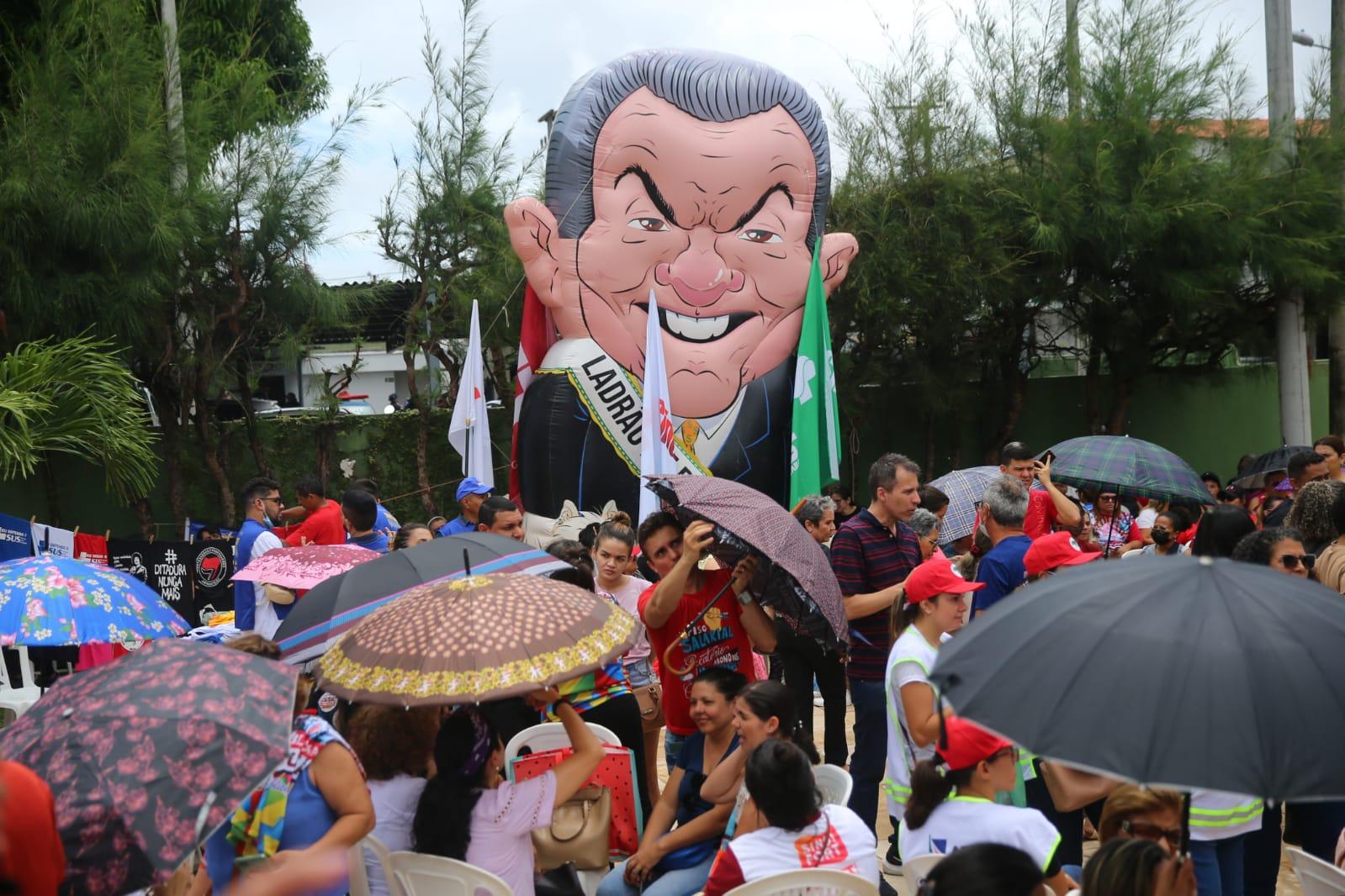 boneco inflável de josé sarto durante protesto de professores em frente à câmara