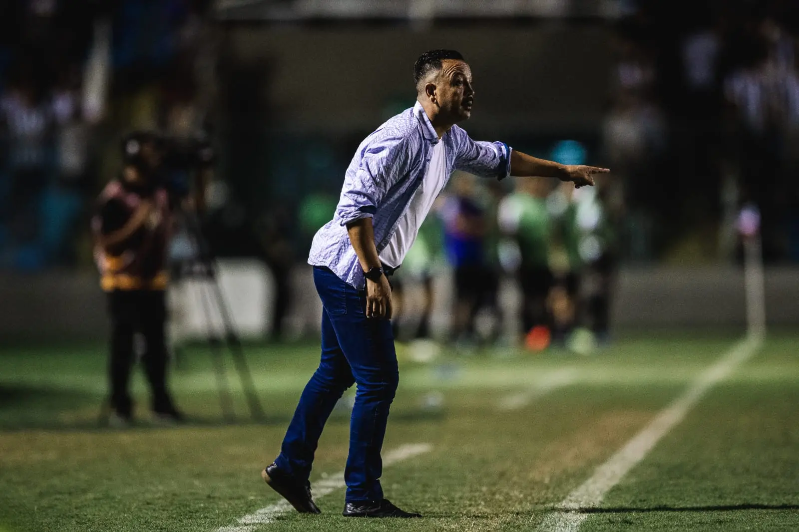 Paulinho Kobayashi em ação à beira do gramado pelo Ferroviário