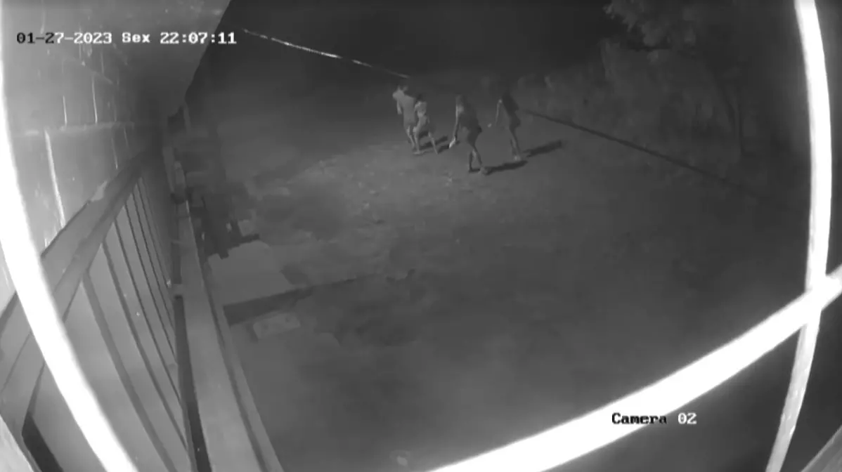 Uma amiga de Tamires teria atraído a jovem para o local do crime, um matagal atrás de um colégio, ao convidá-la para utilizar drogas, com mais três pessoas