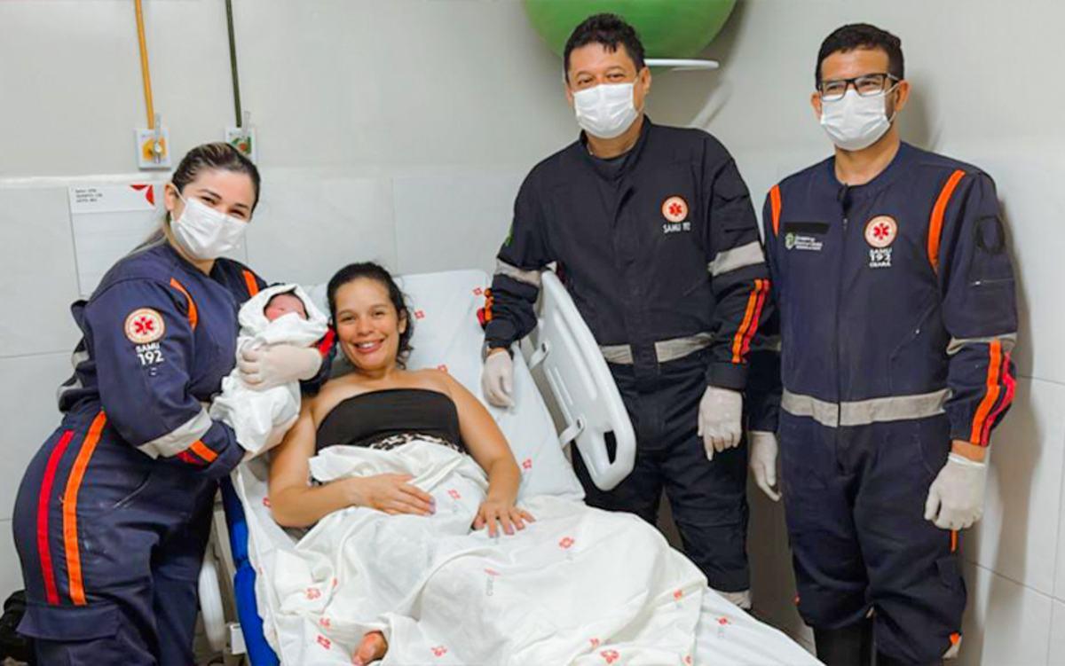 Equipe do Samu com a mãe e o bebê que nasceu em uma ambulância