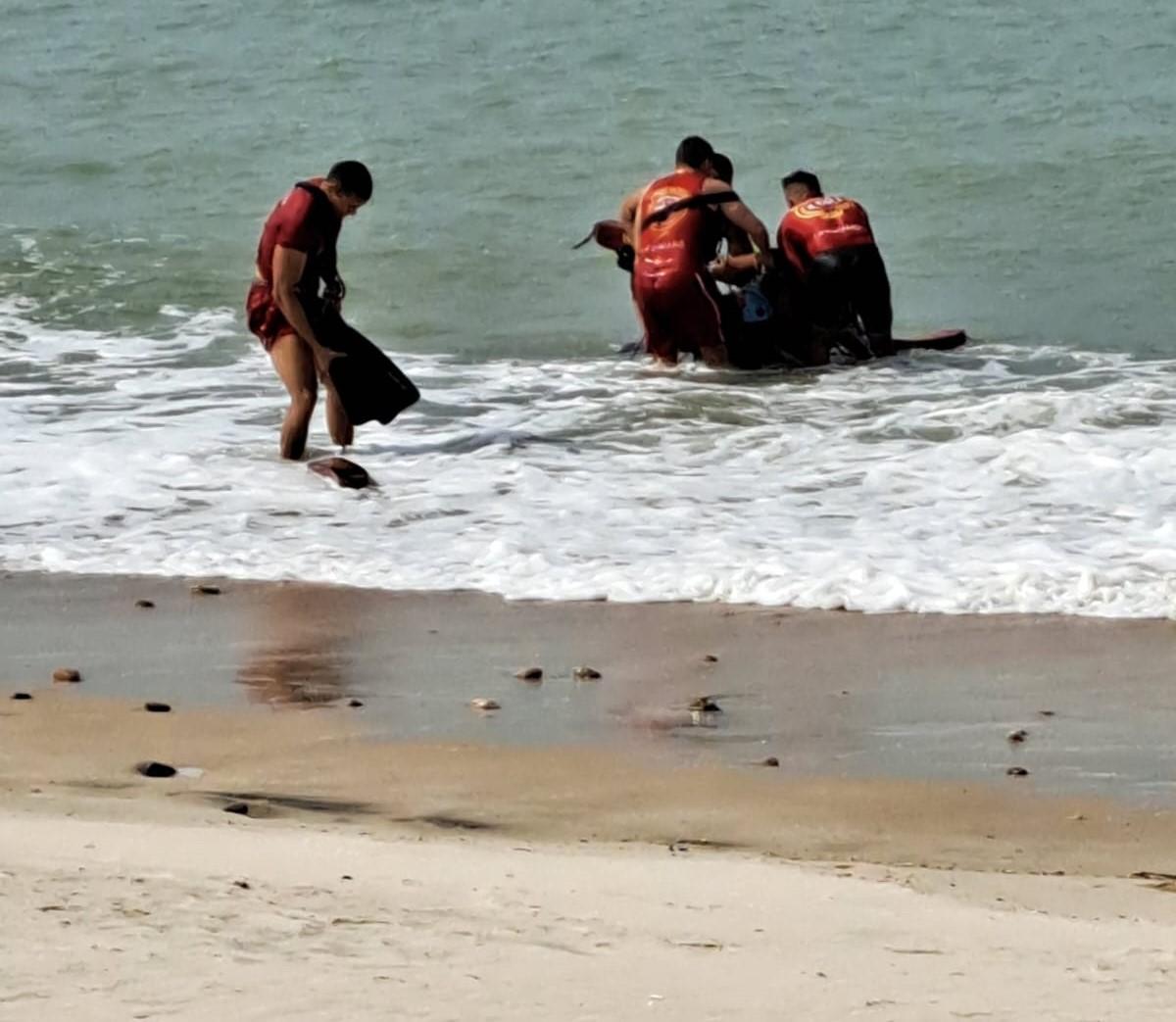 bombeiros resgatando velejador do mar na praia de icaraí
