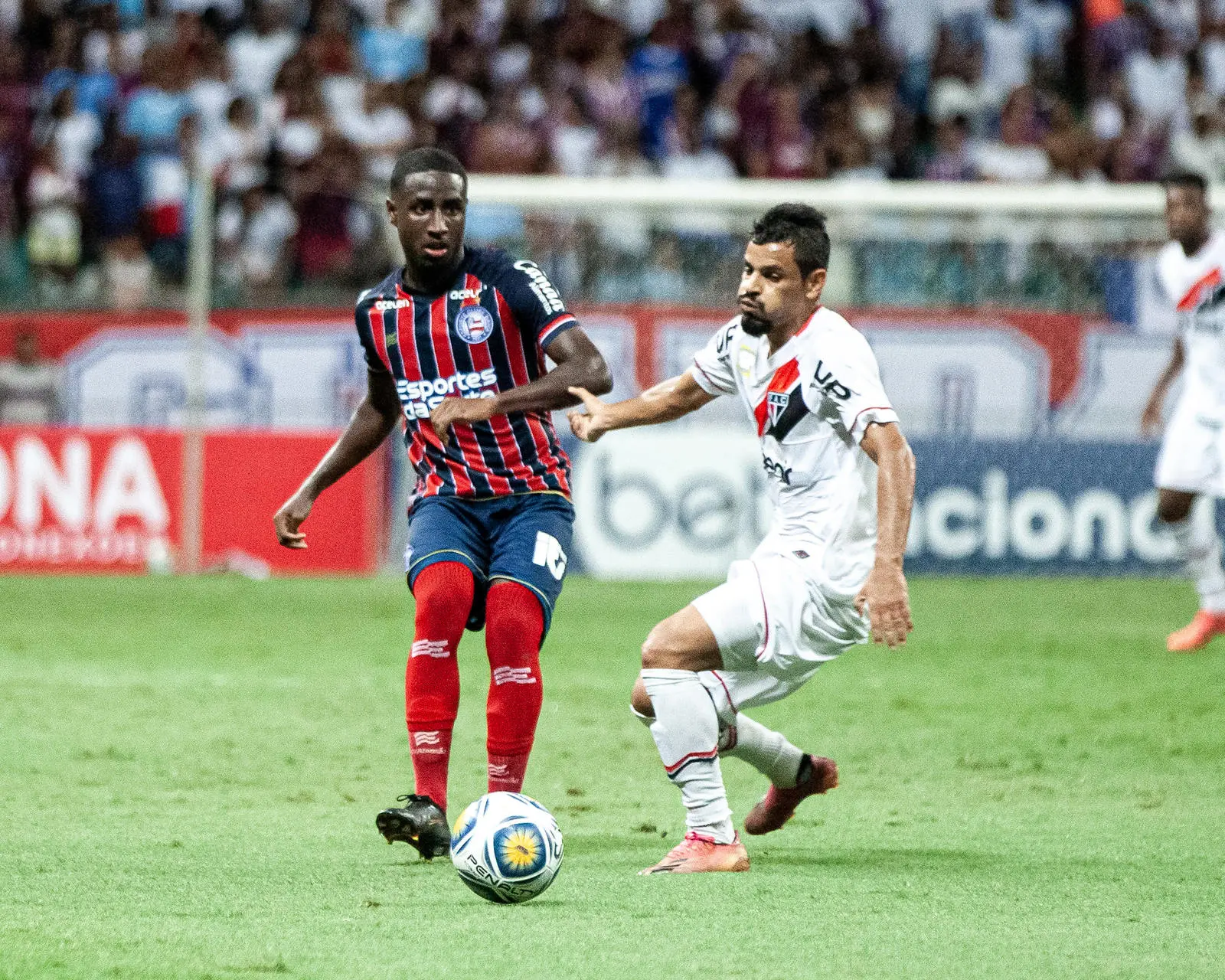 Atletas de Ferroviário e Bahia disputam a bola