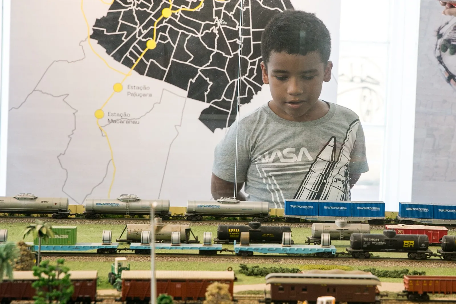 Crianças se achegam à maquete e confirmam: a paixão pelo trem desconhece idade e época
