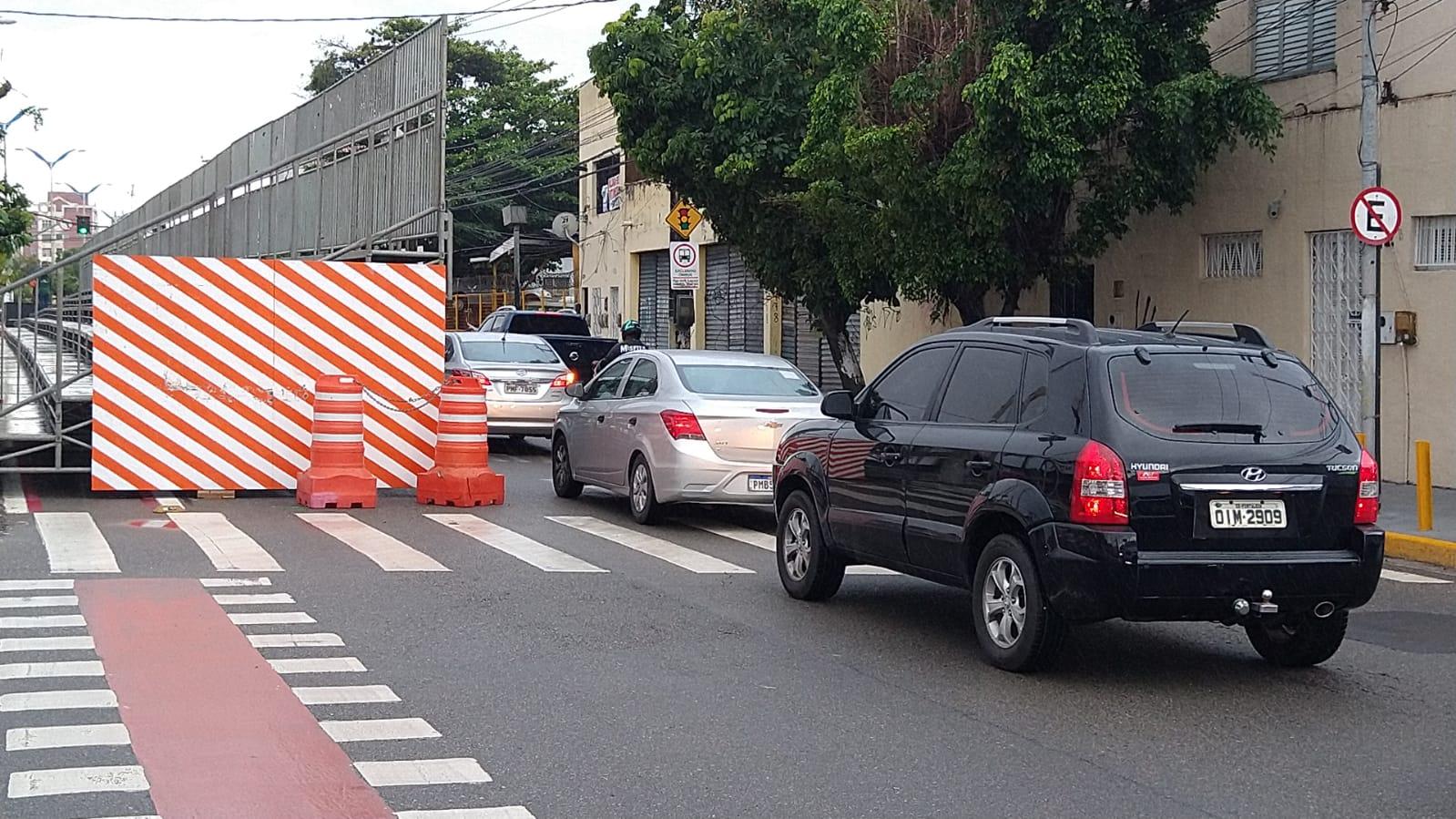 Imagem mostra transito provocado por obras de interdição de parte da AV. Domingos Olímpio, em 7 de janeiro de 2023, realizada para montagem de arquibancadas para desfile de Carnaval em Fortaleza