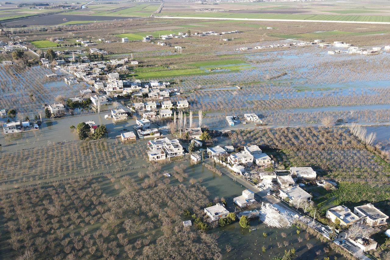 Uma vista aérea mostra a inundação na aldeia síria de Tloul, controlada pelos rebeldes, perto da fronteira com a Turquia, em 9 de fevereiro de 2023, depois que uma barragem desabou após um terremoto mortal que atingiu a Turquia e a Síria