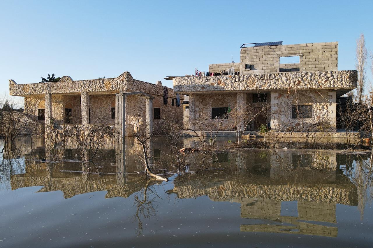 Uma vista aérea mostra a inundação na aldeia síria de Tloul, controlada pelos rebeldes, perto da fronteira com a Turquia, em 9 de fevereiro de 2023, depois que uma barragem desabou após um terremoto mortal que atingiu a Turquia e a Síria