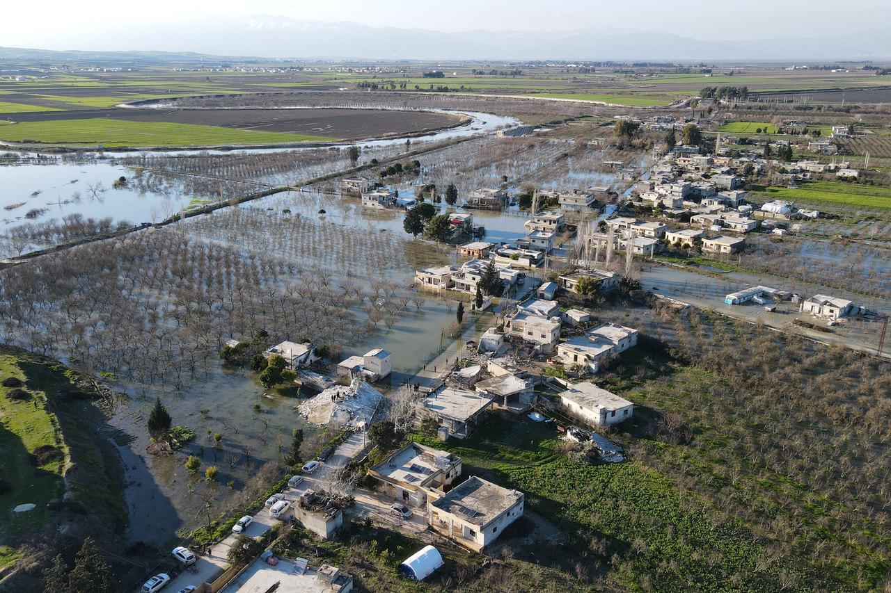 Uma vista aérea mostra a inundação na aldeia síria de Tloul, controlada pelos rebeldes, perto da fronteira com a Turquia, em 9 de fevereiro de 2023, depois que uma barragem desabou após um terremoto mortal que atingiu a Turquia e a Síria