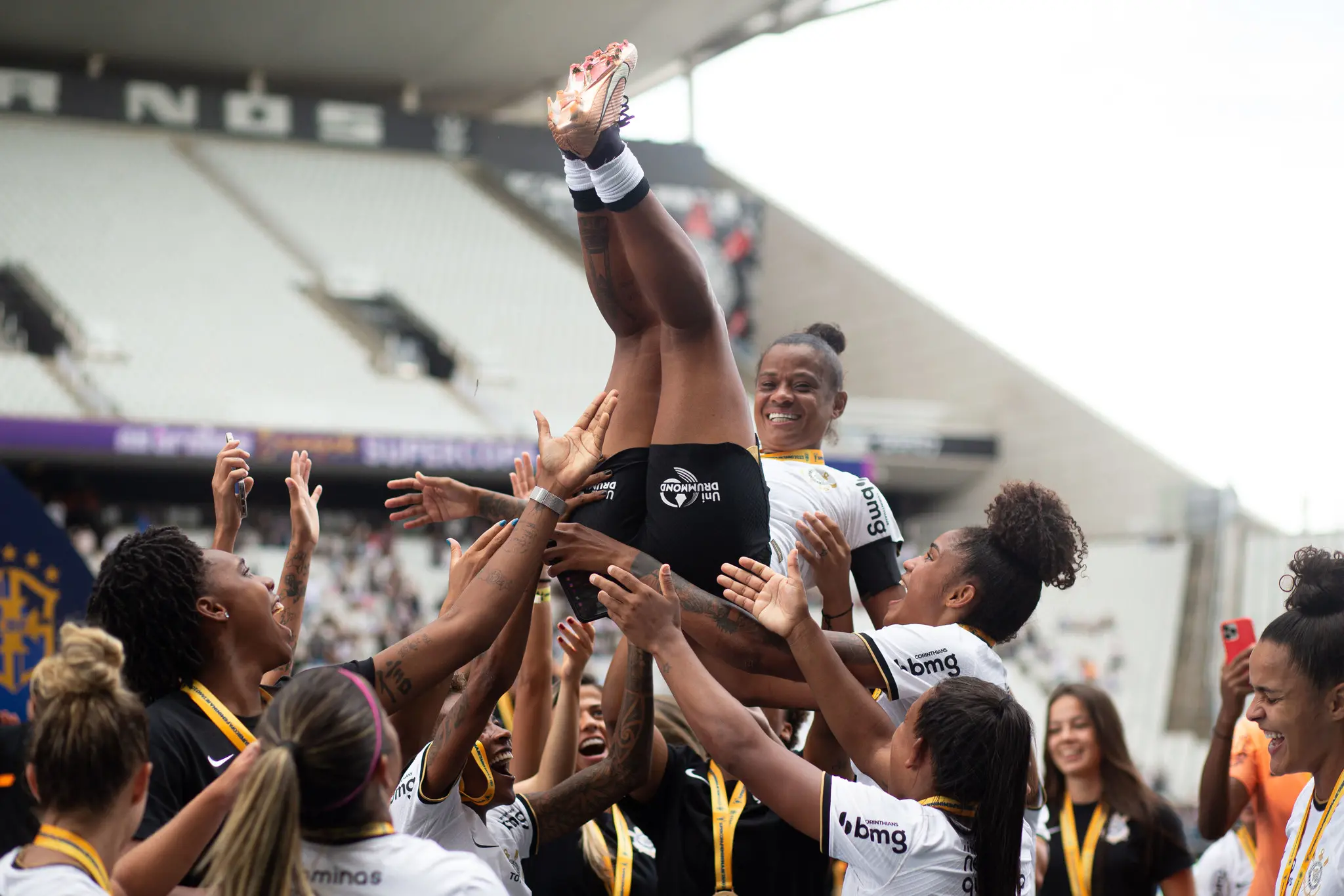 Imagem das jogadoras comemorando