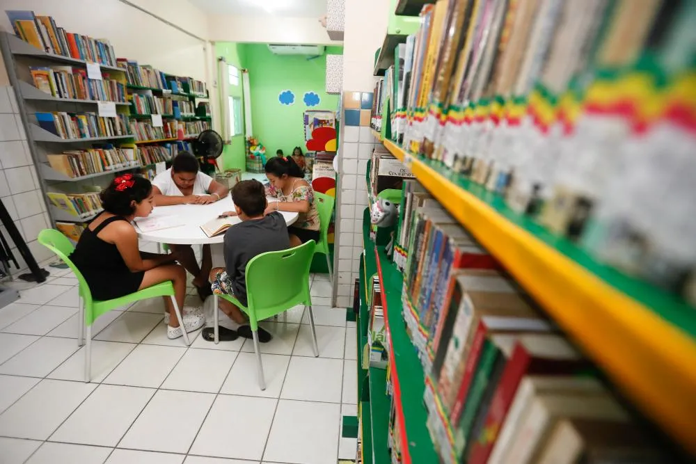 Espaços  de leitura mantidos pela população estão espalhados pelos quatro cantos da cidade e podem ter recortes específicos de doação