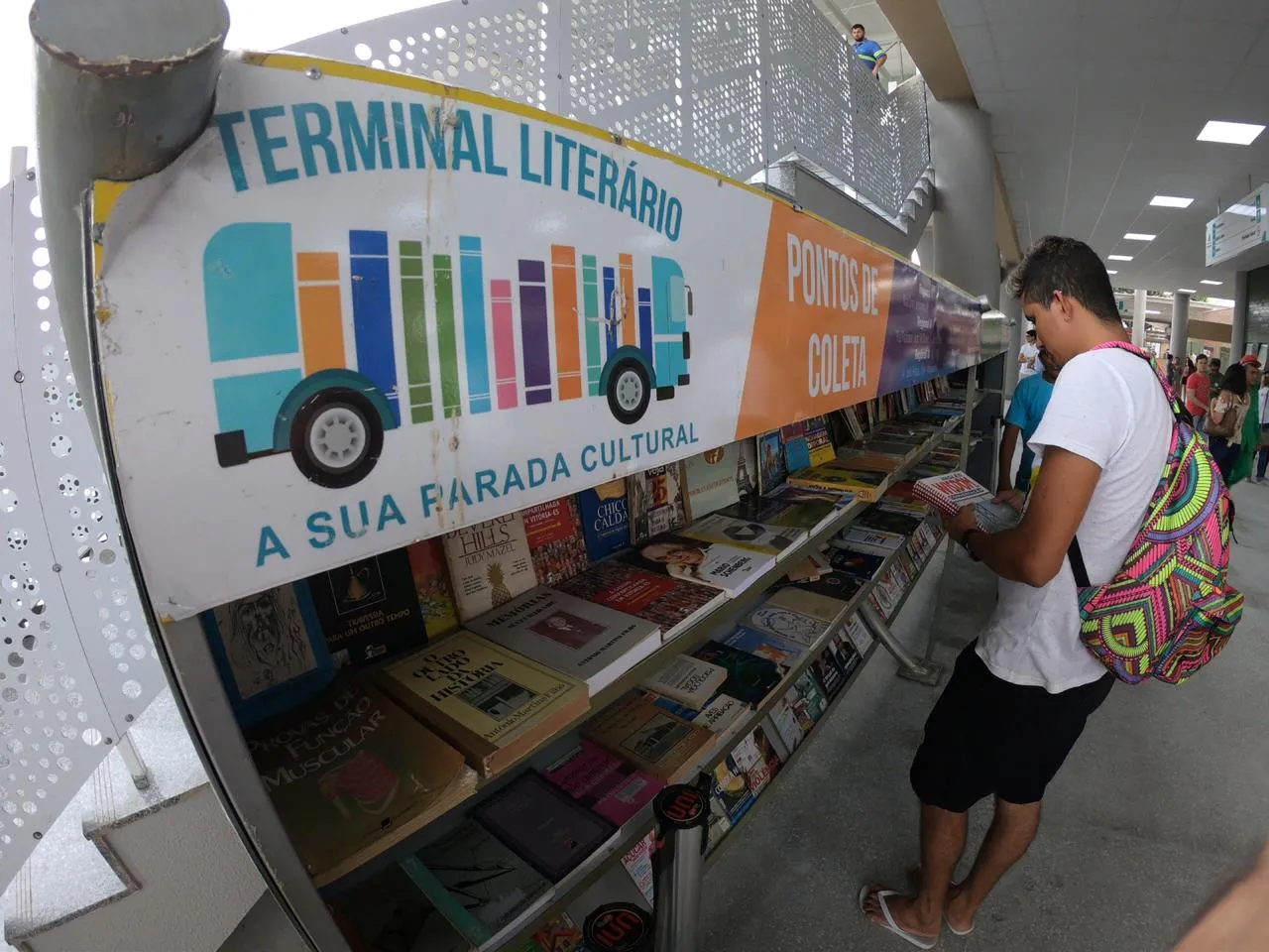 Estantes são abertas ao público e todos ficam livres para escolher, levando para casa e devolvendo após o término da leitura
