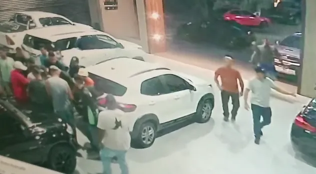 Grupo rendeu vendedor e roubou carros