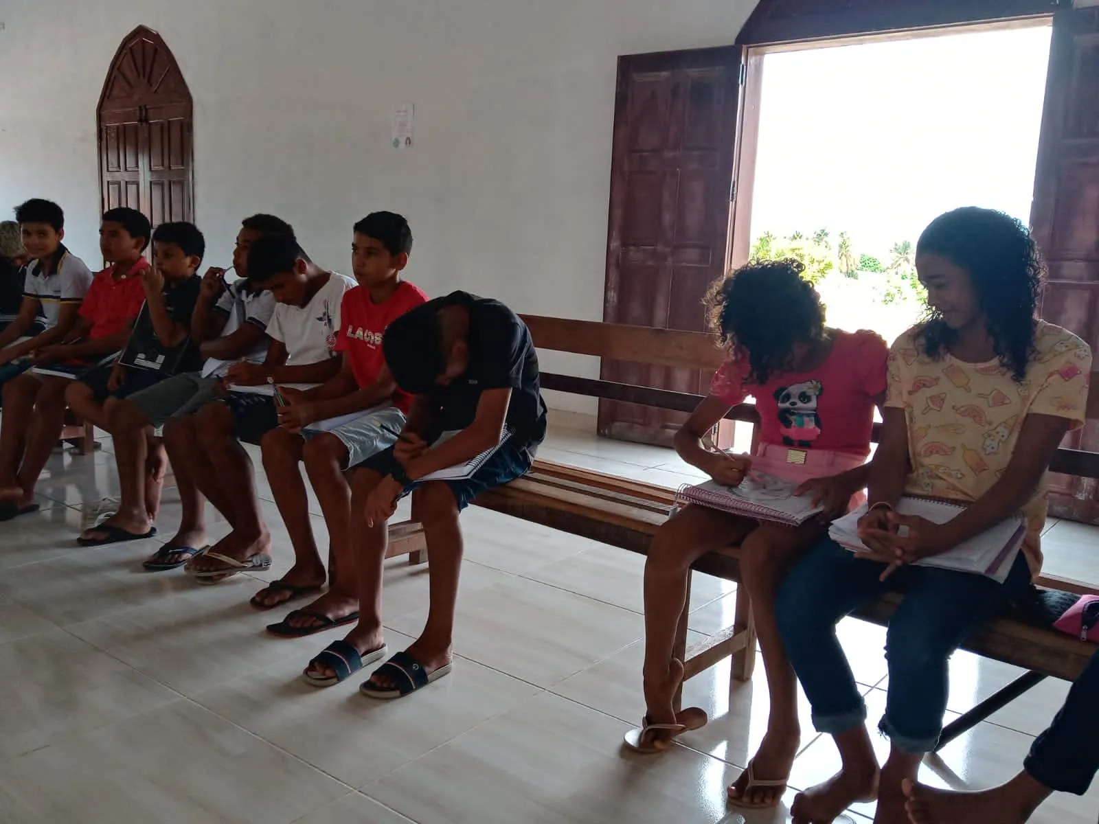 Estudantes ainda não matriculados fizeram atividade em Igreja da Comunidade de Apiques, do Assentamento Maceió.