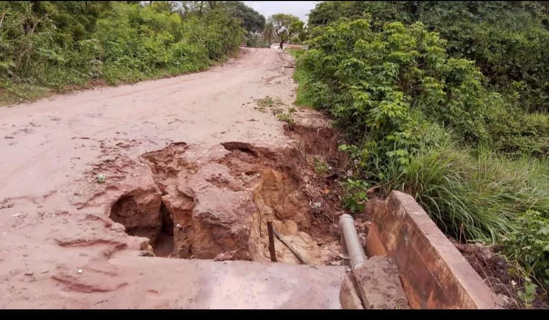 Condição de uma estrada próxima à uma das comunidades afetadas no remanejamento