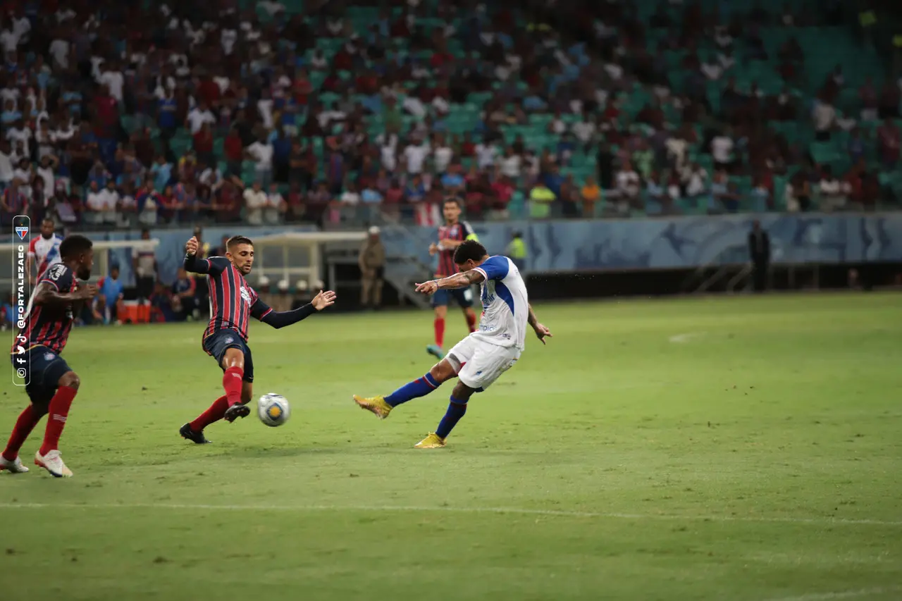 Romarinho finaliza para gol do Fortaleza