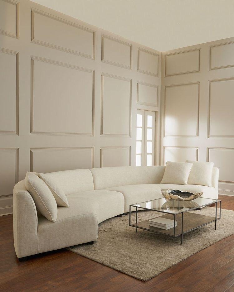 Sofá curvo moderno e repleto de personalidade, ideal para salas de estar