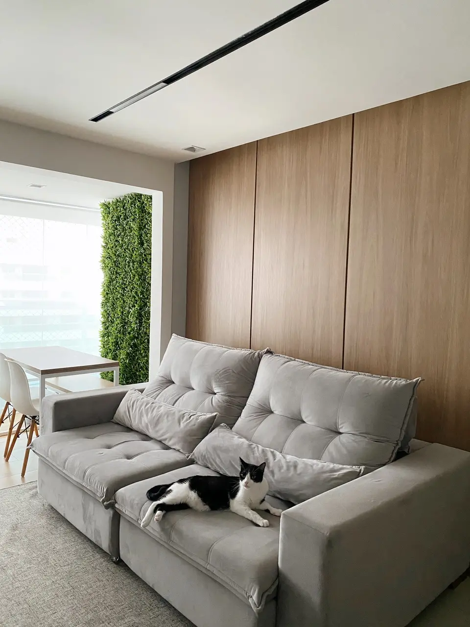 Na minha casa_ sofá retrátil cor cinza para sala de tv com encosto alto e assento profundo. Puro conforto!