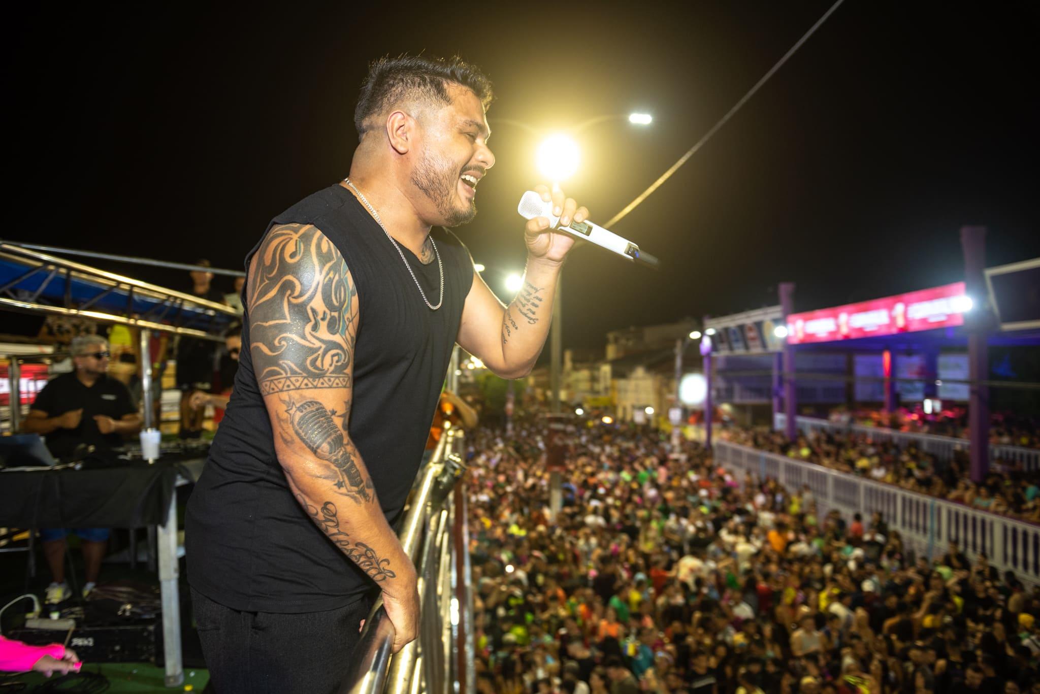 Jackson Sobreira canta no Carnaval de Aracati 2023