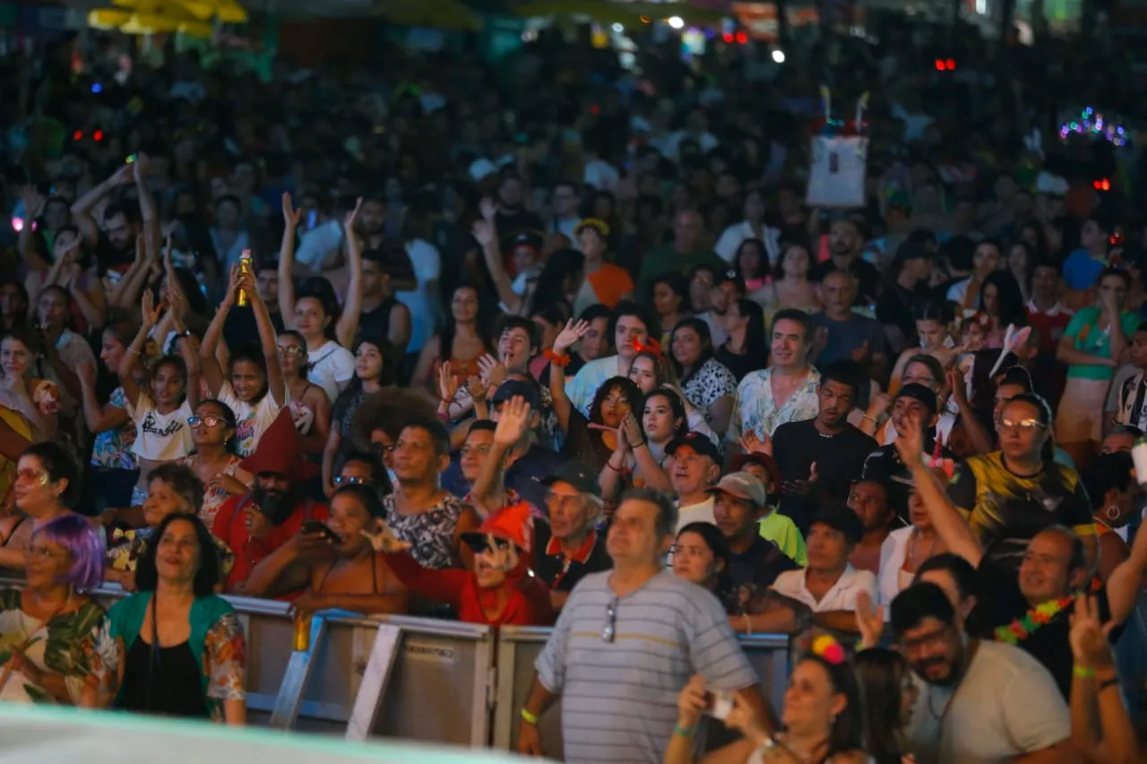 Público lotou Aterro da Praia de Iracema na segunda noite de Carnaval