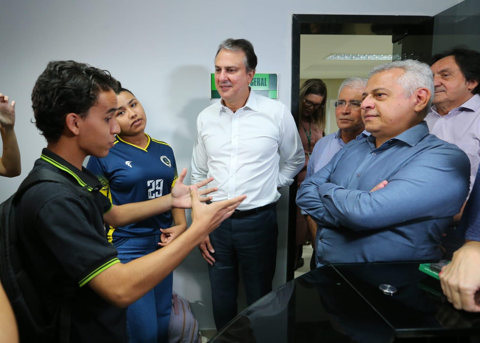 Camilo Santana, acompanhado do reitor do IFCE, Wally Menezes, ouviu demanda de estudantes