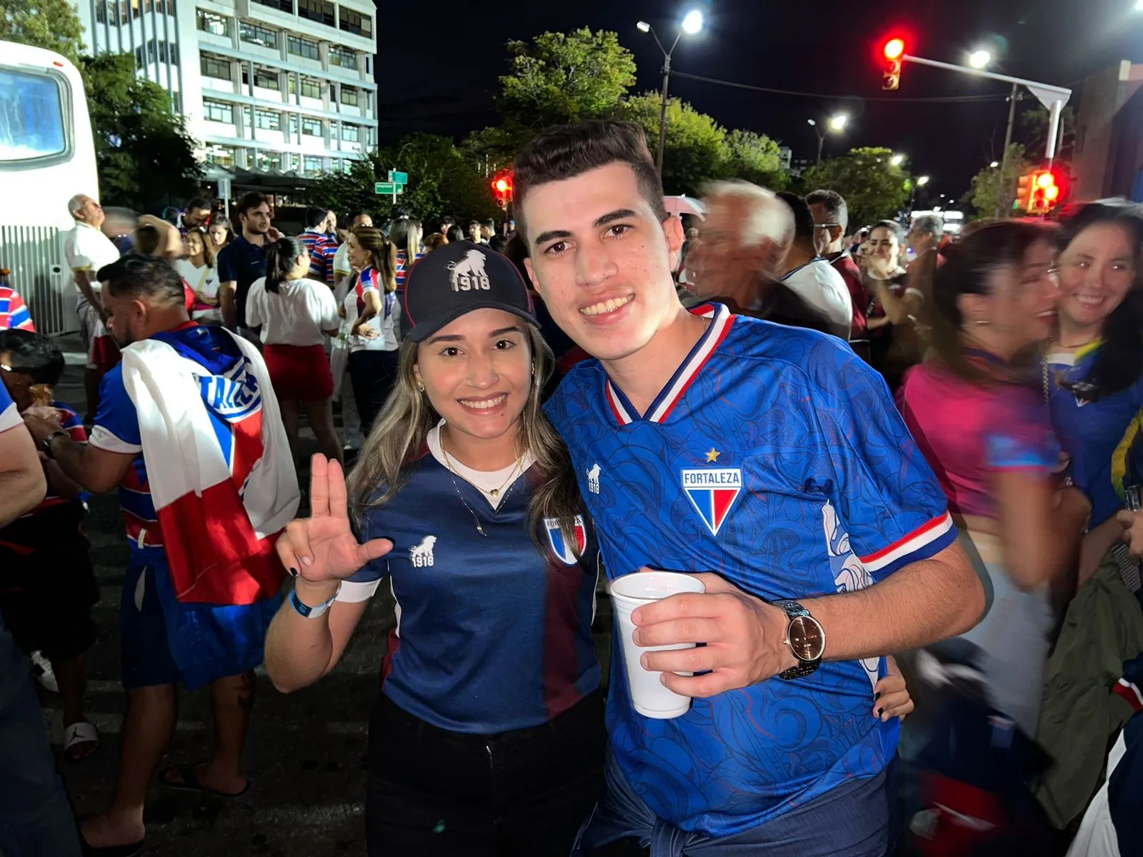 Torcida do Fortaleza faz a festa no Uruguai