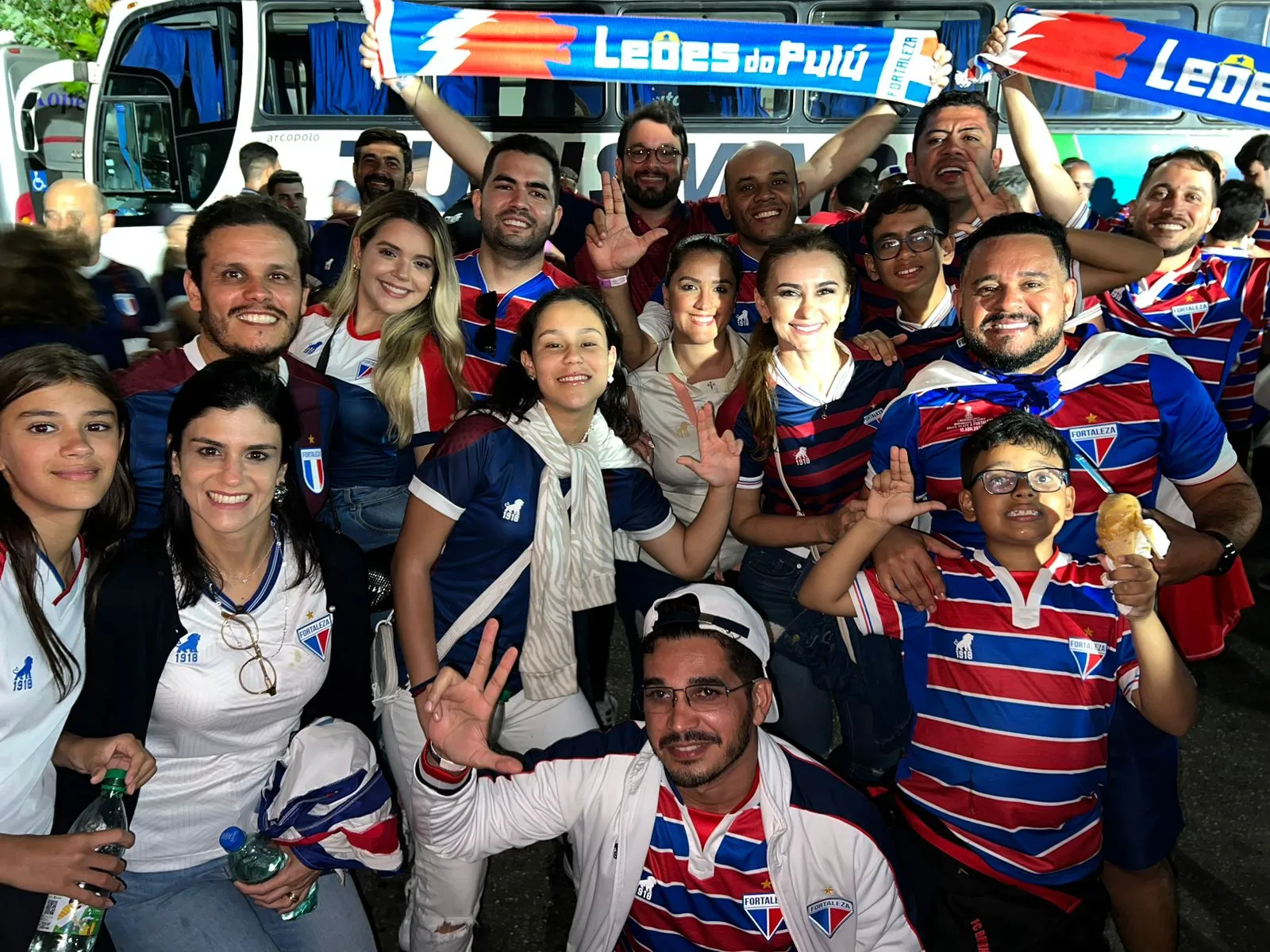 Torcida do Fortaleza faz a festa no Uruguai