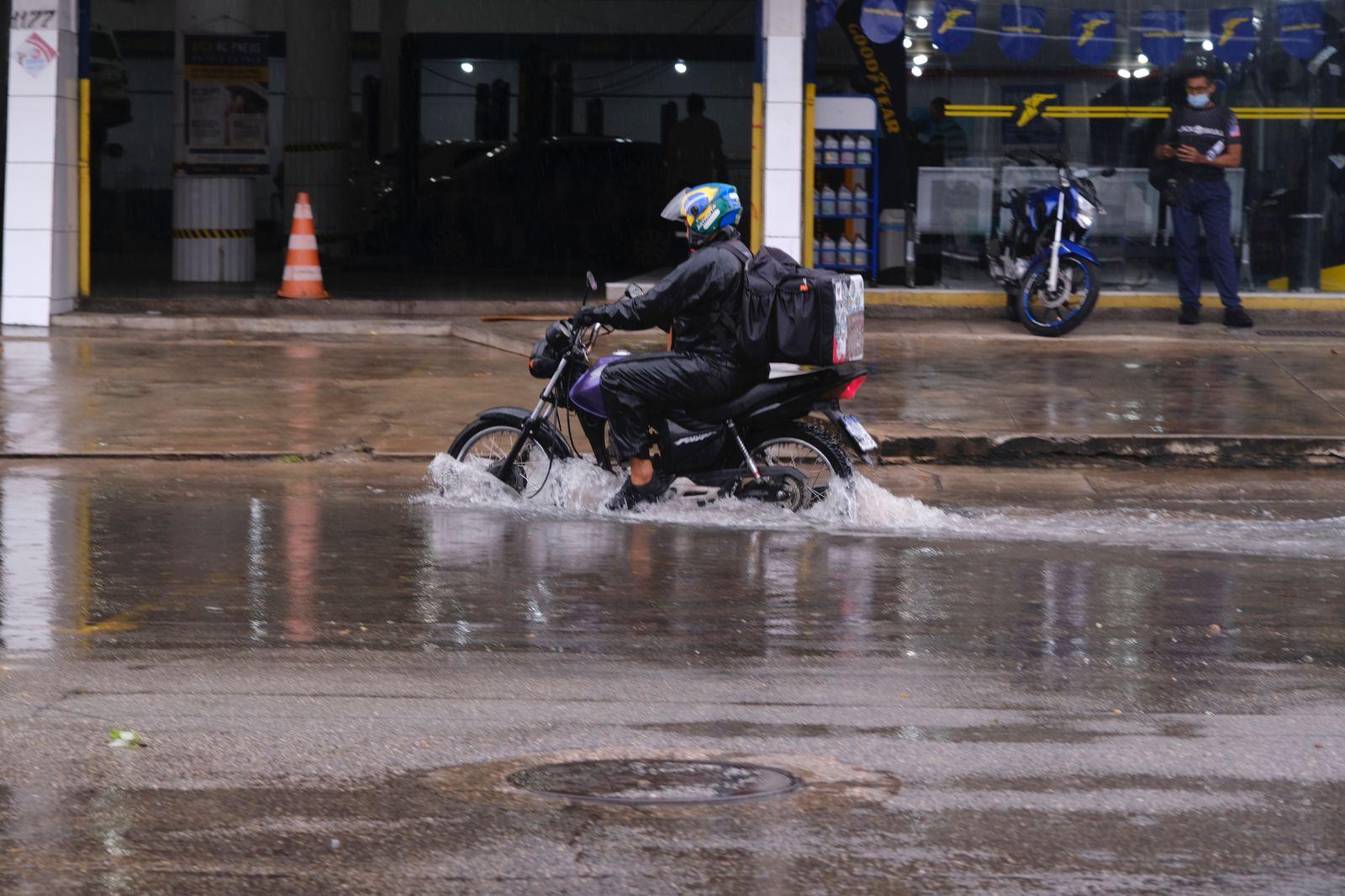 Alagamento na Avenida Heráclito Graça