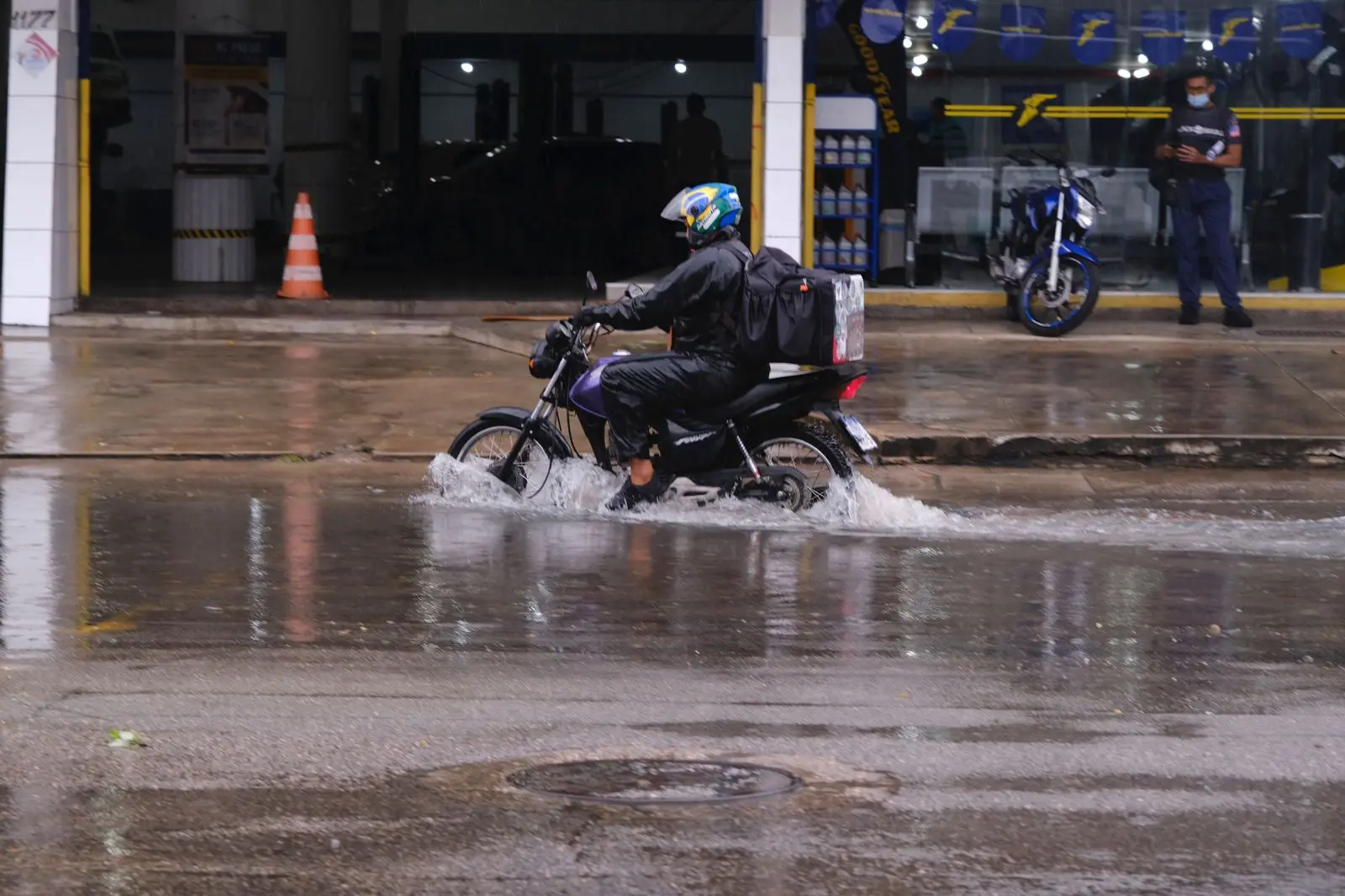 Alagamento na Avenida Heráclito Graça