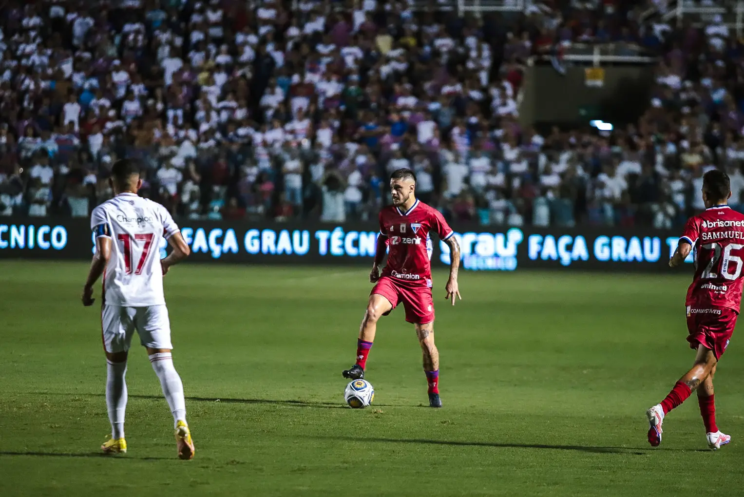 Lucas Crispim teve boa atuação no meio-campo