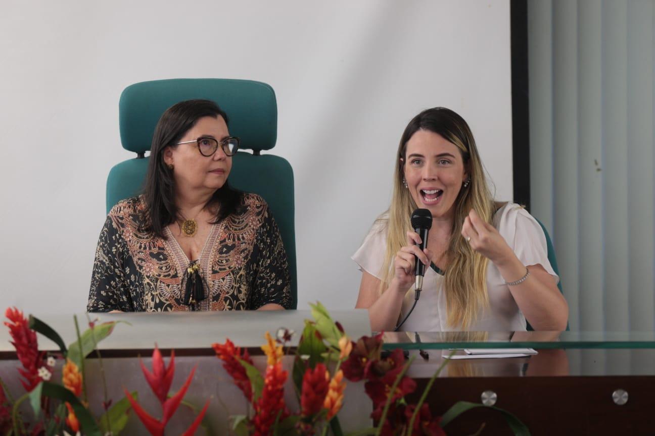 Sandra Machado e a vice-governadora e secretária das Mulheres, Jade Romero, no seminário com novos secretários