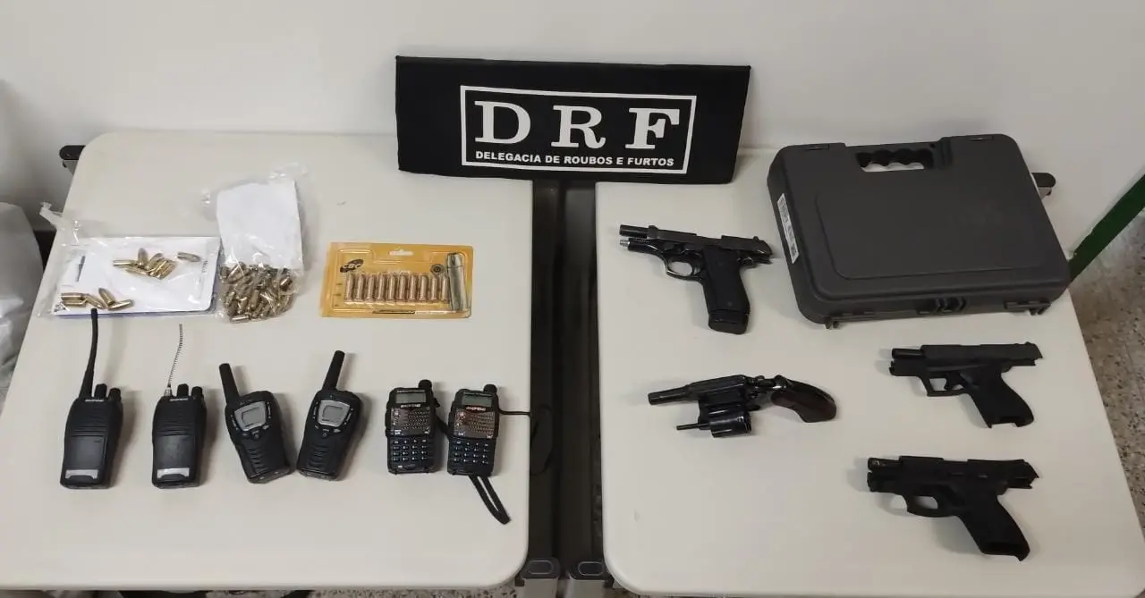 Suspeitos estavam na posse de quatro armas de fogo e munições