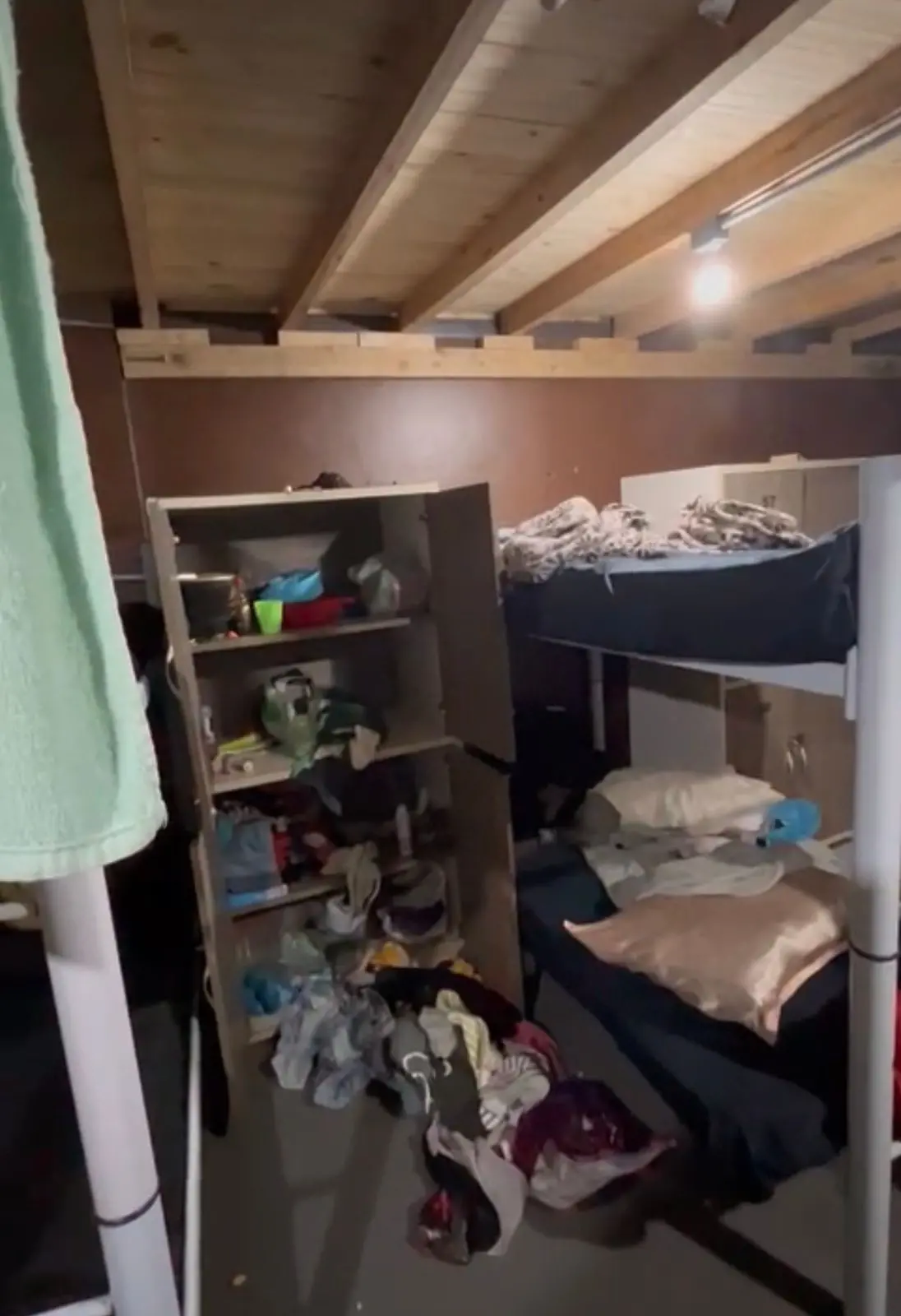 Trabalhadores dormiam amontoados em beliches, em situação análoga a escravidão