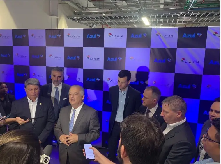 Márcio França, ministro de Portos e Aeroportos, com o CEO da Azul John Rodgerson