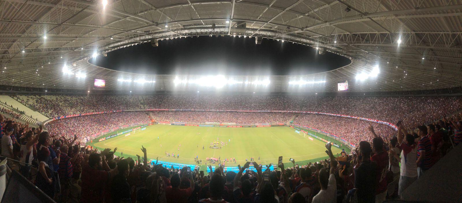 Torcida do Fortaleza faz festa em jogo da Libertadores na Arena