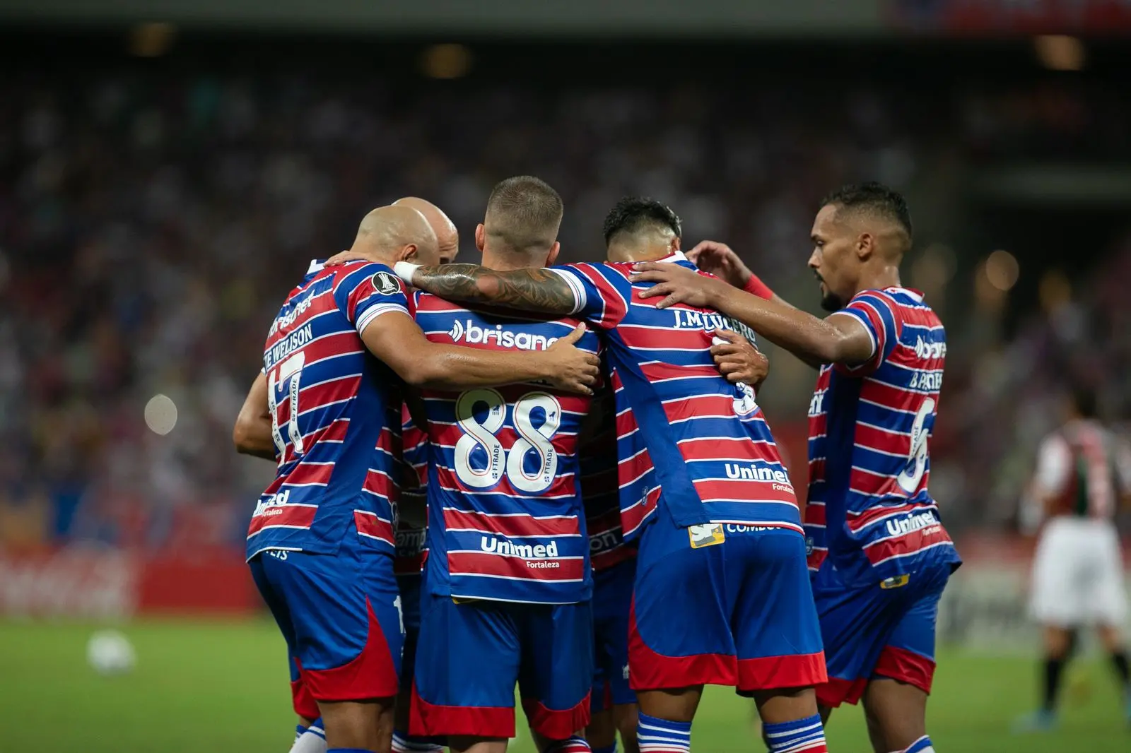 Elenco do Fortaleza comemora gol